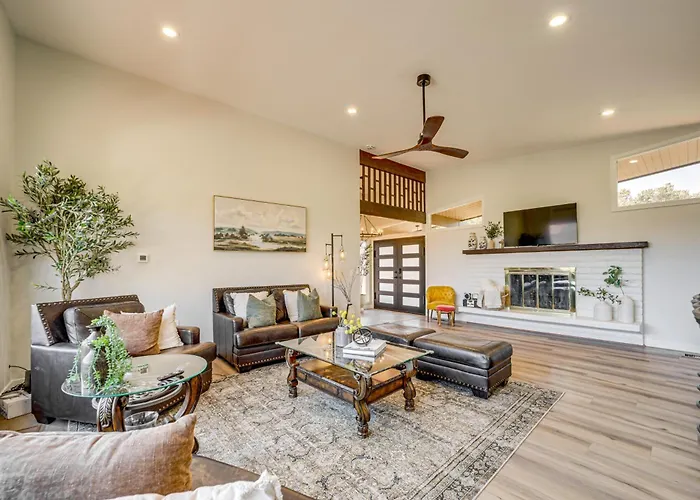 < 1 Mi To Shops: Uptown W/ Hot Tub!