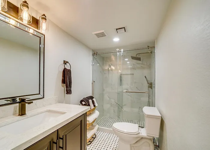 Dom wakacyjny < 1 Mi To Shops: Uptown W/ Hot Tub! *