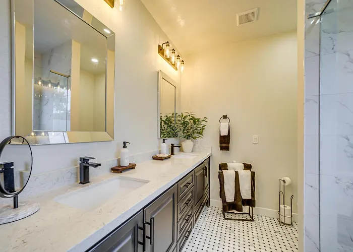 < 1 Mi To Shops: Uptown W/ Hot Tub! *
