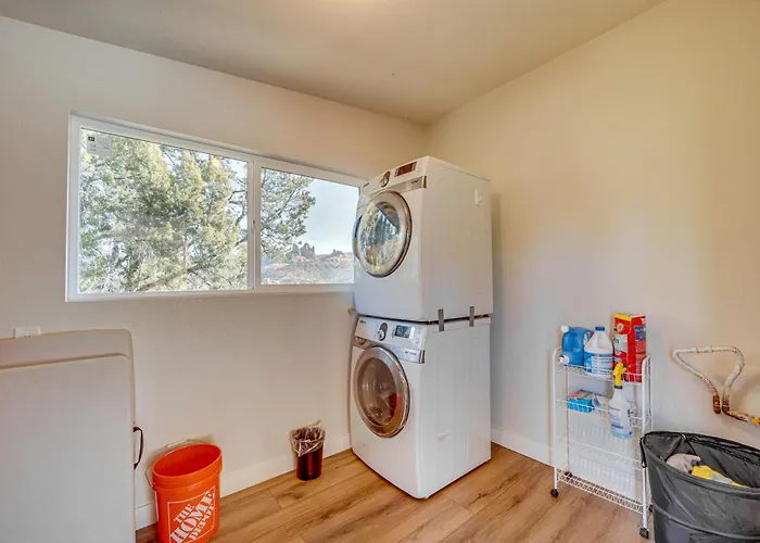 < 1 Mi To Shops: Uptown W/ Hot Tub!