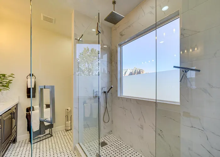 < 1 Mi To Shops: Uptown W/ Hot Tub! *