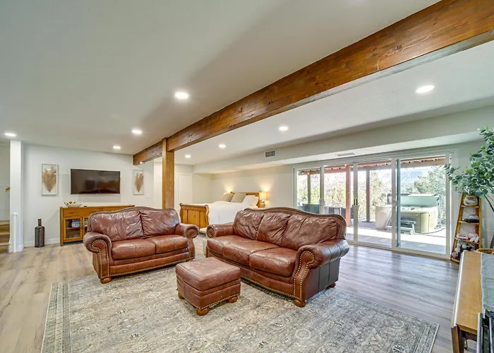 < 1 Mi To Shops: Uptown W/ Hot Tub!